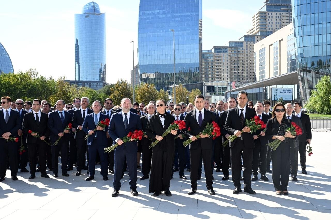 Mədəniyyət Nazirliyinin kollektivi şəhidlərin xatirəsini yad etdi -