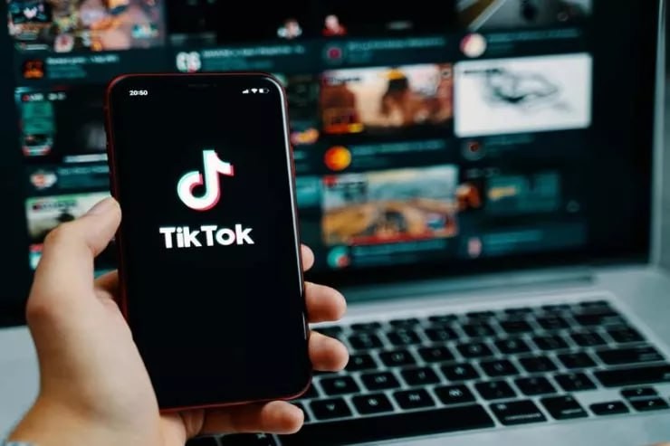 Canlı yayımda söyüş söyən tiktoker