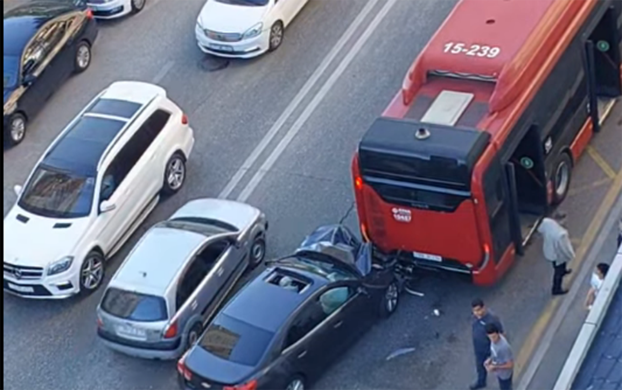Yasamalda maşın sərnişin avtobusuna çırpıldı -