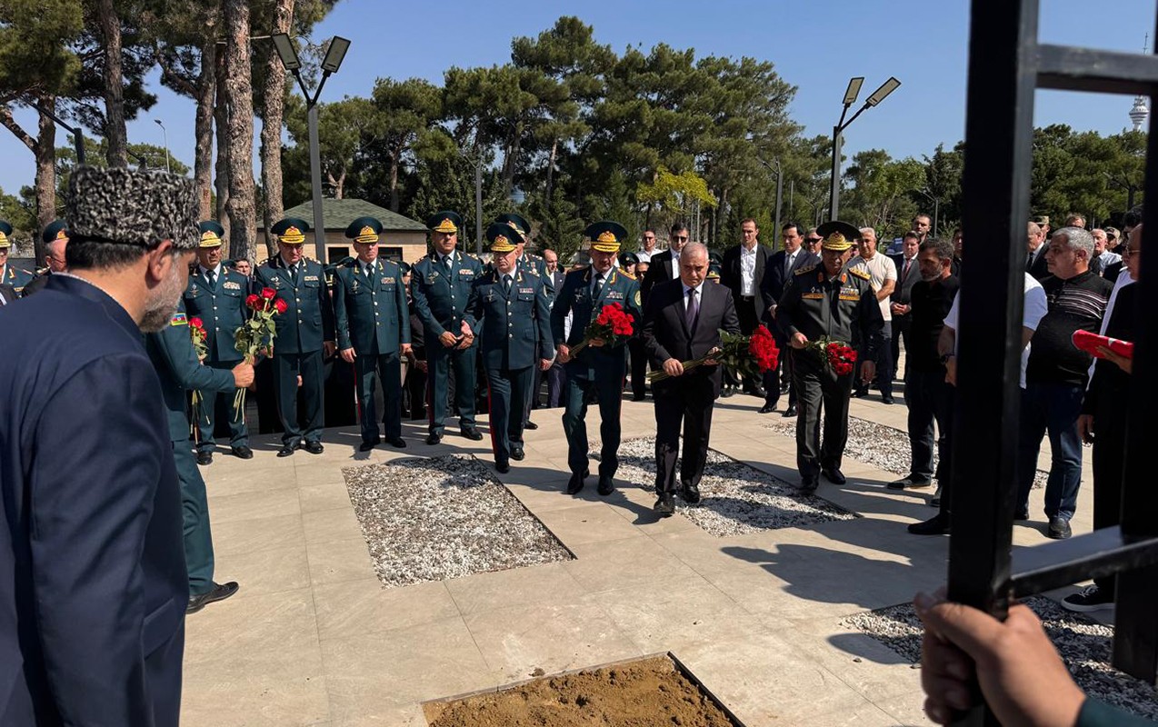 Zakir Həsənov və Əli Nağıyev generalın dəfnində -