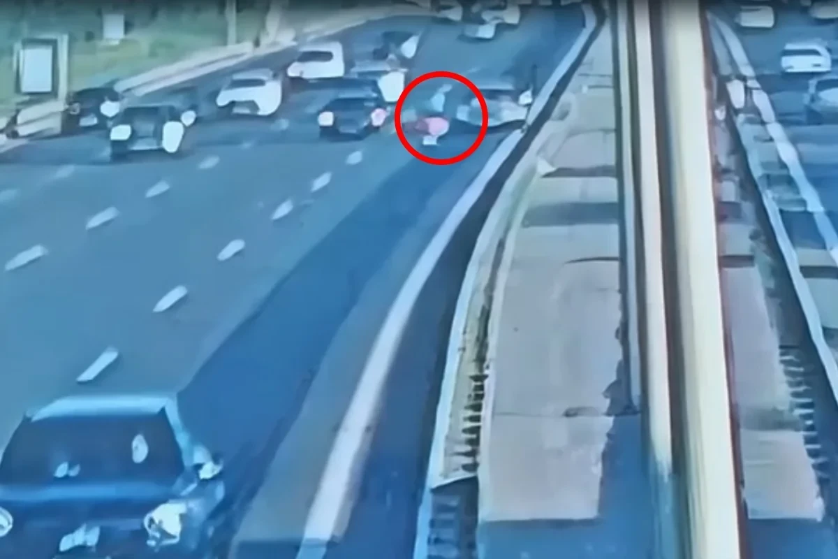 Yolunu qısaltmaq istədi, həyatından oldu -