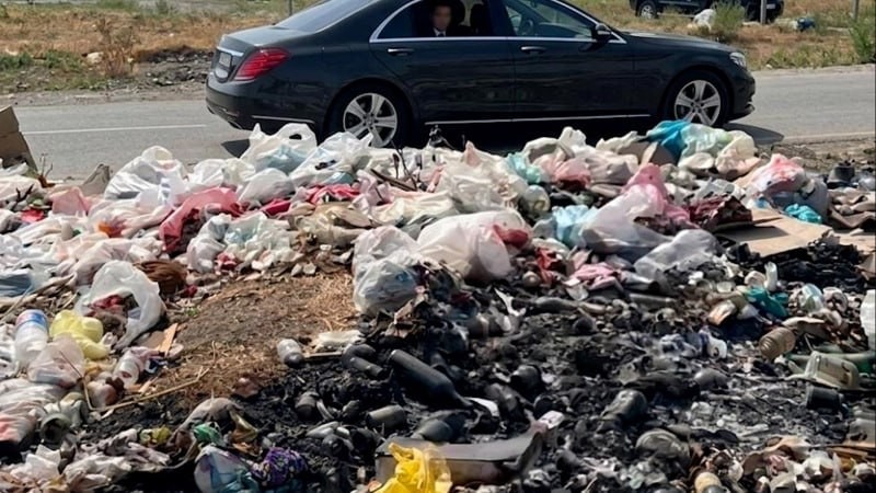 Gəncənin mərkəzi küçəsində zibillərin daşınmamasının günahkarı kimdir? –