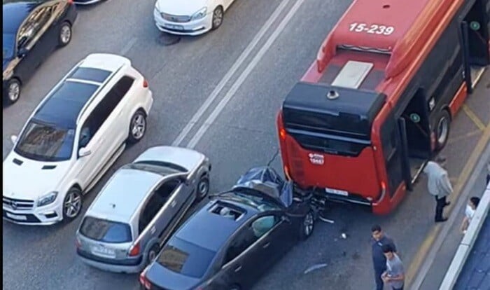 Yasamalda maşın sərnişin avtobusuna çırpıldı -