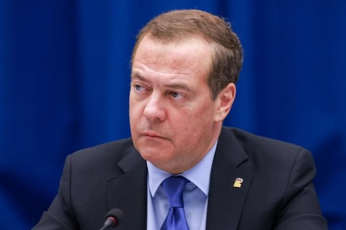 Медведев: странам стоило бы договориться об общих принципах регулирования ИИ