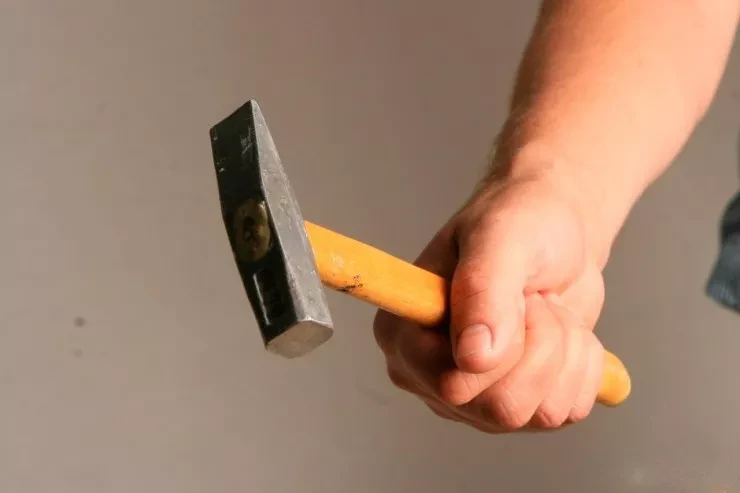 Bakıda oğlan ögey atasını öskürdüyü üçün çəkiclə döydü