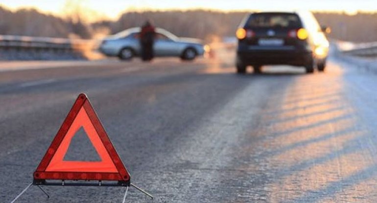 Masazırda yük və minik maşınları toqquşub, ölən və xəsarət alanlar var