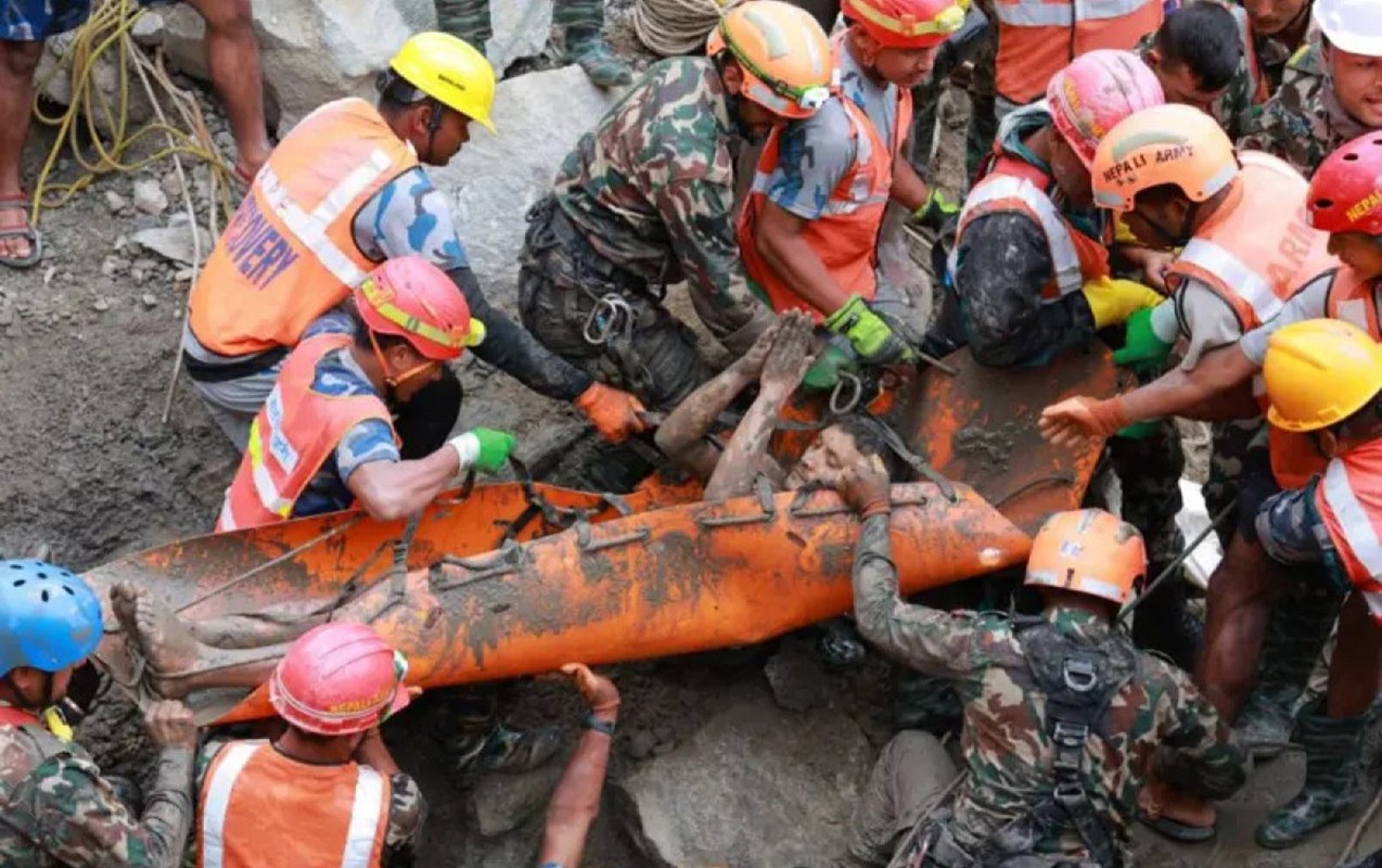 Nepalda iki işçi xilas edildi - 9 gün tuneldə qalıbmışlar - Video