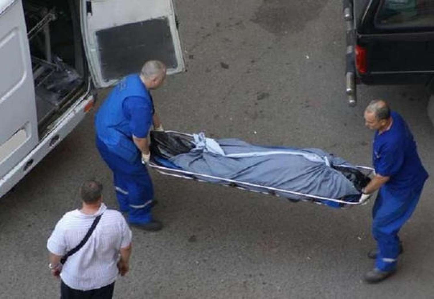 24 yaşlı qadın pilləkəndən yıxıldı, əlindəki bıçaq qarnına batdı