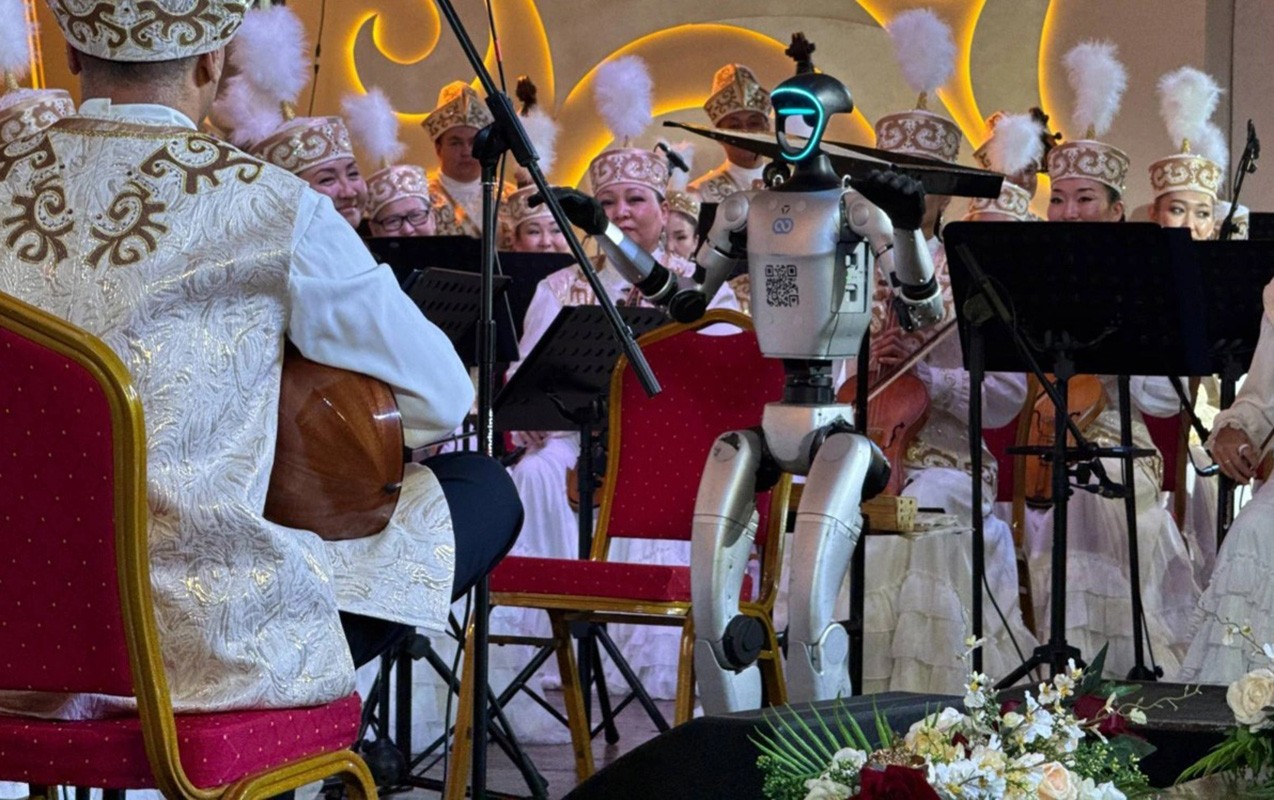 Analoqu olmayan tədbir - Orkestrə robot dirijorluq etdi