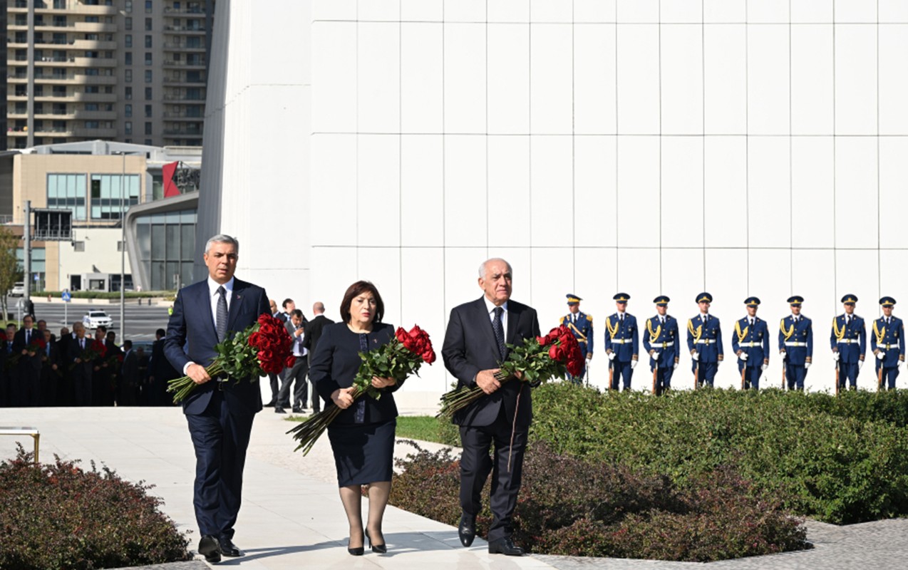 Əli Əsədov, Sahibə Qafarova və Samir Nuriyev Zəfər parkında - Fotolar