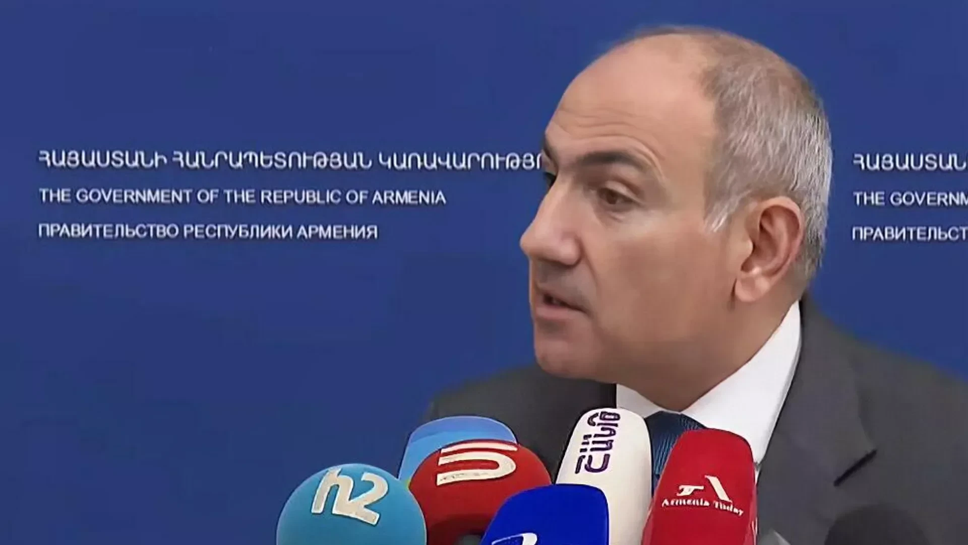 Paşinyan rus dili kursuna gedir