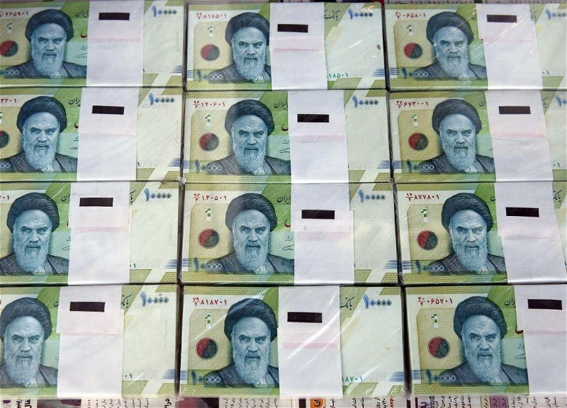 В Иране мужчина обменял несколько килограммов риалов на $300 — ВИДЕО