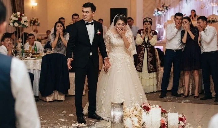 Toyda bəy əsəbləşərək tortu yerə çırpdı –