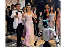 Toyda bu dəfə robot qol qaldırıb oynadı -