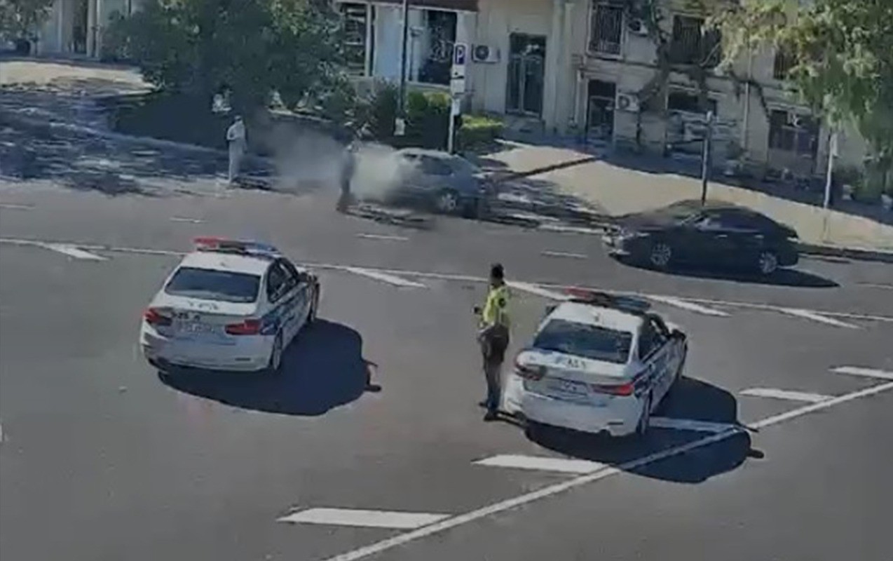 Yol polisi yanan avtomobili belə söndürdü - Video