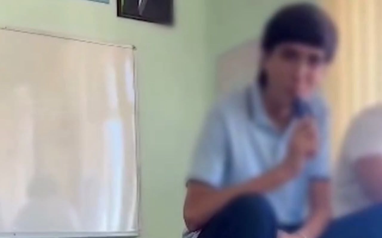 Məktəbdə elektron siqaret çəkən şagirdlərlə bağlı