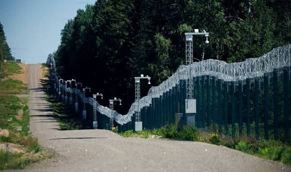 Финляндия достроила 200-километровую стену на границе с Россией