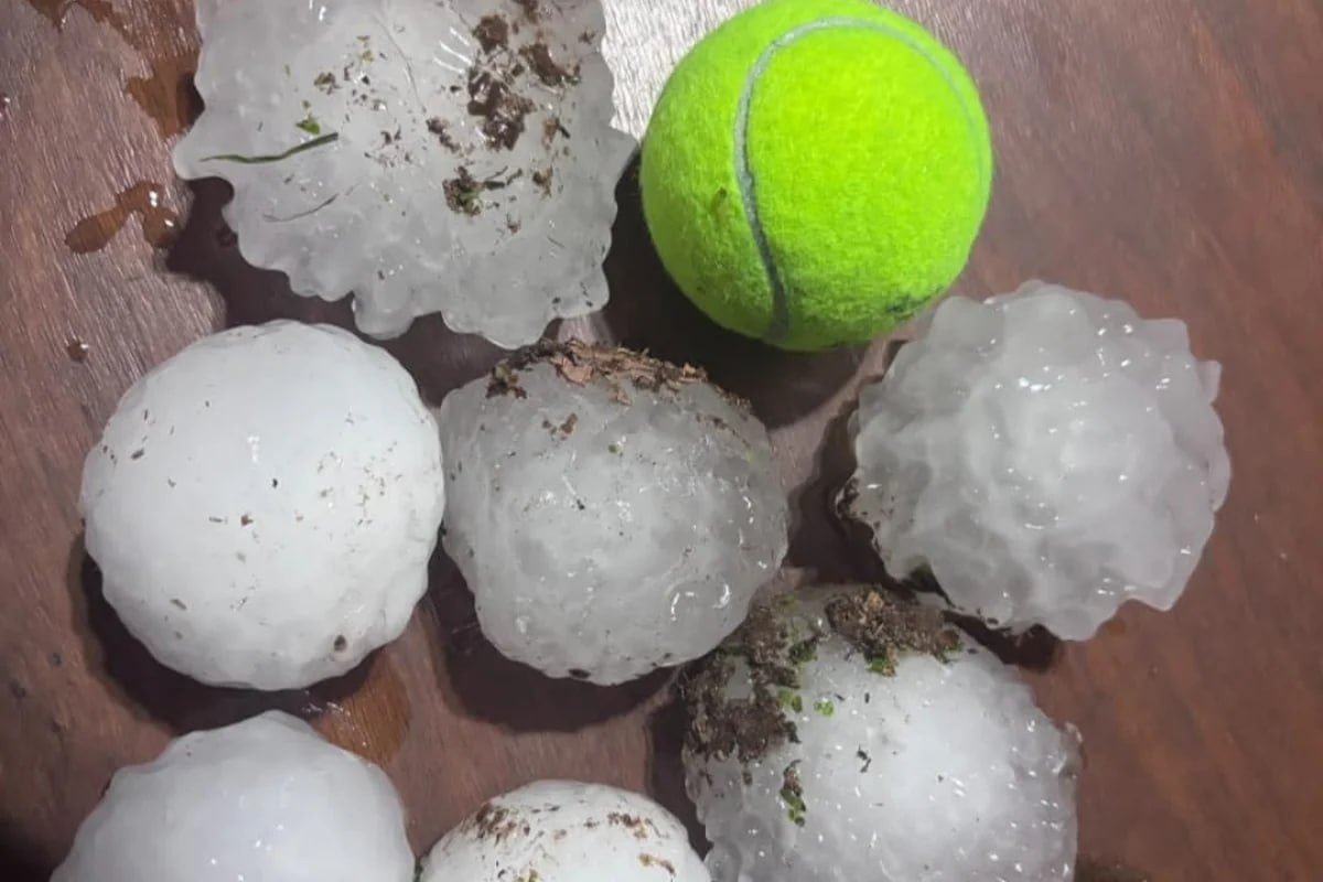 Paraqvayda tennis topu boyda dolu yağdı -
