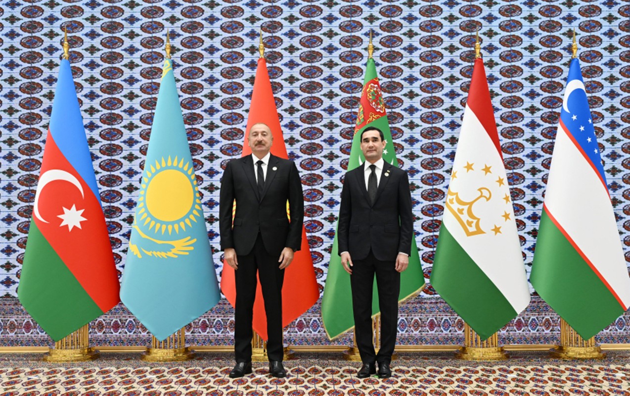 Berdiməhəmmədov Əliyevi qarşıladı -