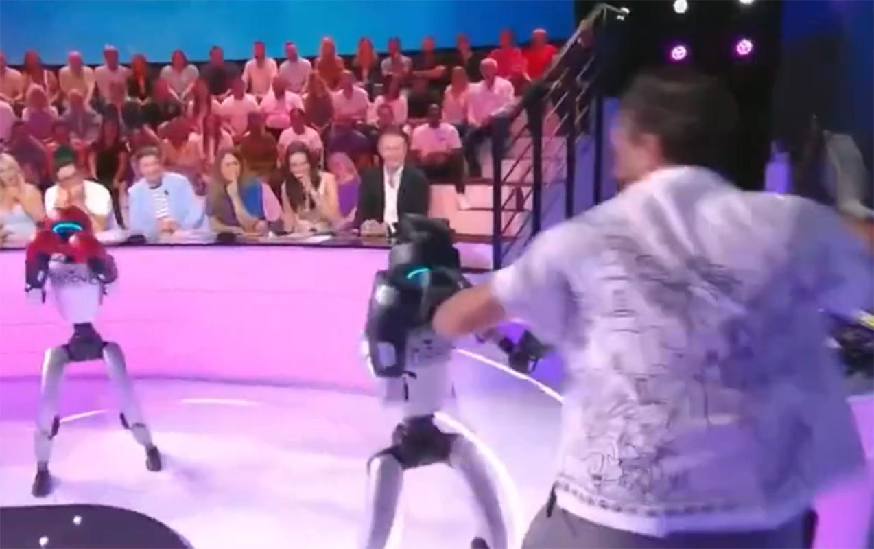Efirdə robotlarla davaya çıxdı - Video