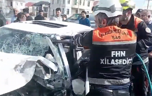 Qəzada maşında sıxılı qalan oğlan belə xilas edildi -