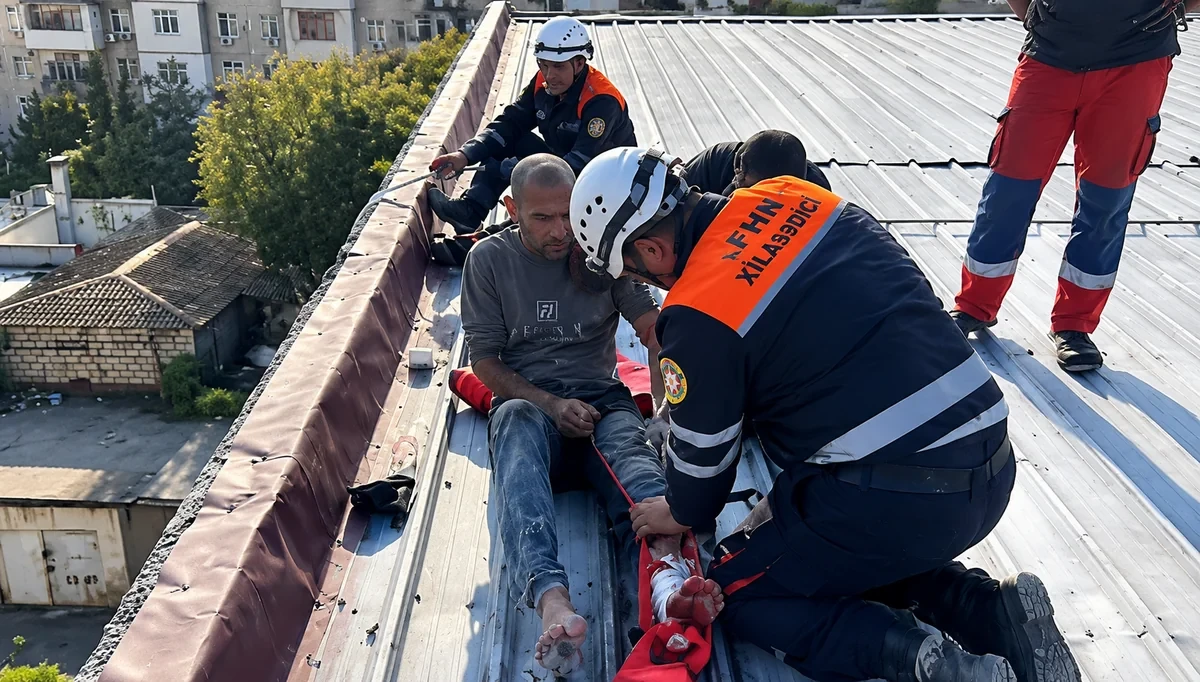 В Сумгайыте спасатели МЧС сняли с крыши получившего травмы мужчину - Видео