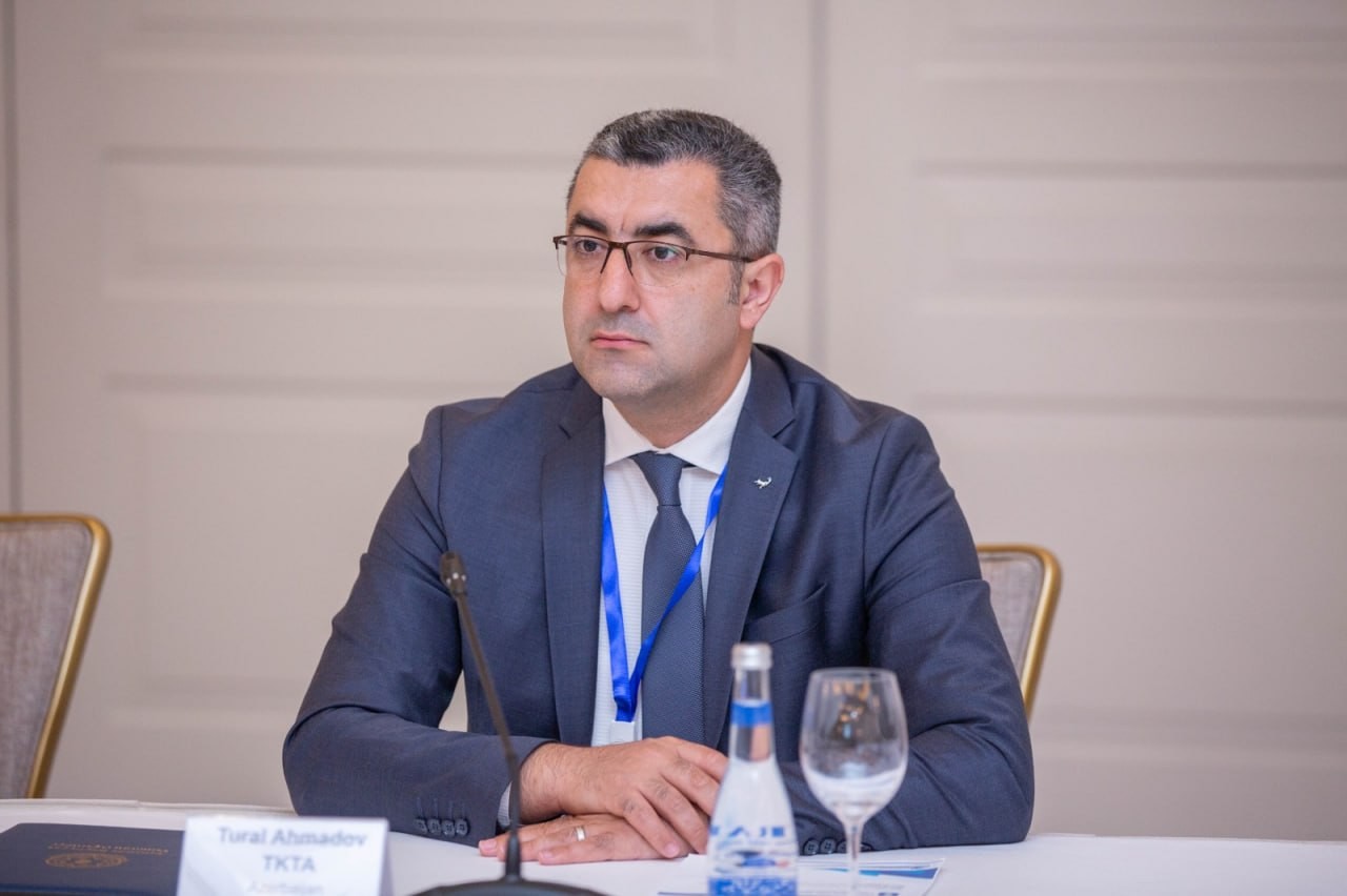 "Ayağı universitetə dəyməyib, əlində diplomu var" -