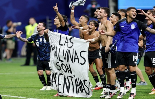 Argentina futbolçuları İngiltərə ilə oyundan sonra “Malvin adaları Argentinanındır” yazılmış banner açıblar - VİDEO
