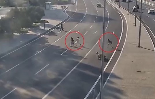Bakıda piyadaları vurmamaq üçün manevr edən motosiklet sürücüsü xəsarət alıb - VİDEO