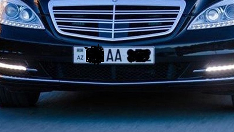 Azərbaycanda məmurun “AA” nömrəli xidməti maşınının şüşələri sındırıldı - Ailə münaqişəsi