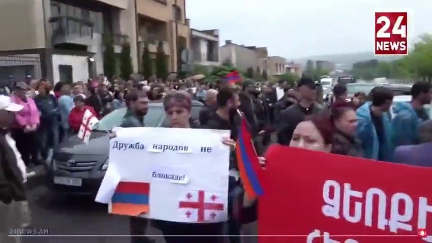 Ermənilər Gürcüstana qarşı AYAĞA QALXDI: Səfirlik qarşısında etiraz -