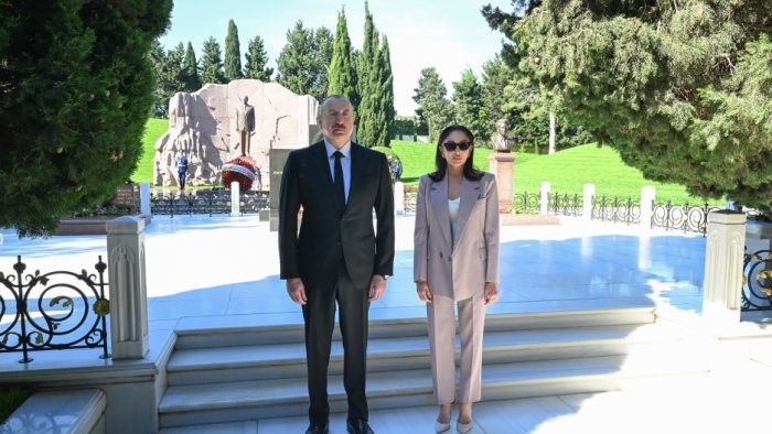 Prezident və birinci xanım Heydər Əliyevin məzarını ziyarət etdilər - FOTO - YENİLƏNİB