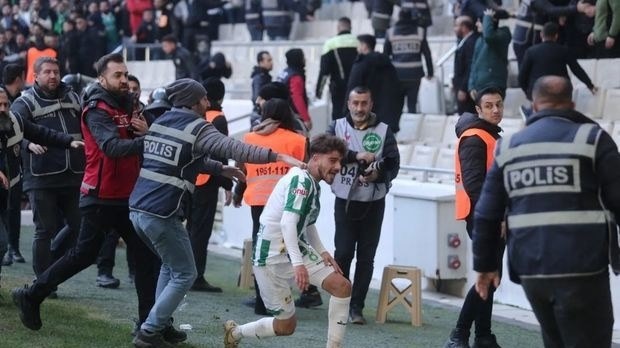 Türkiyə futbolunda OLAY: oyunçular əlbəyaxa davaya ÇIXDI -