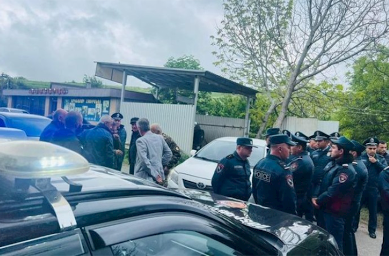 Ermənistanda polis deputatların kirantsa girməsinə mane olur -