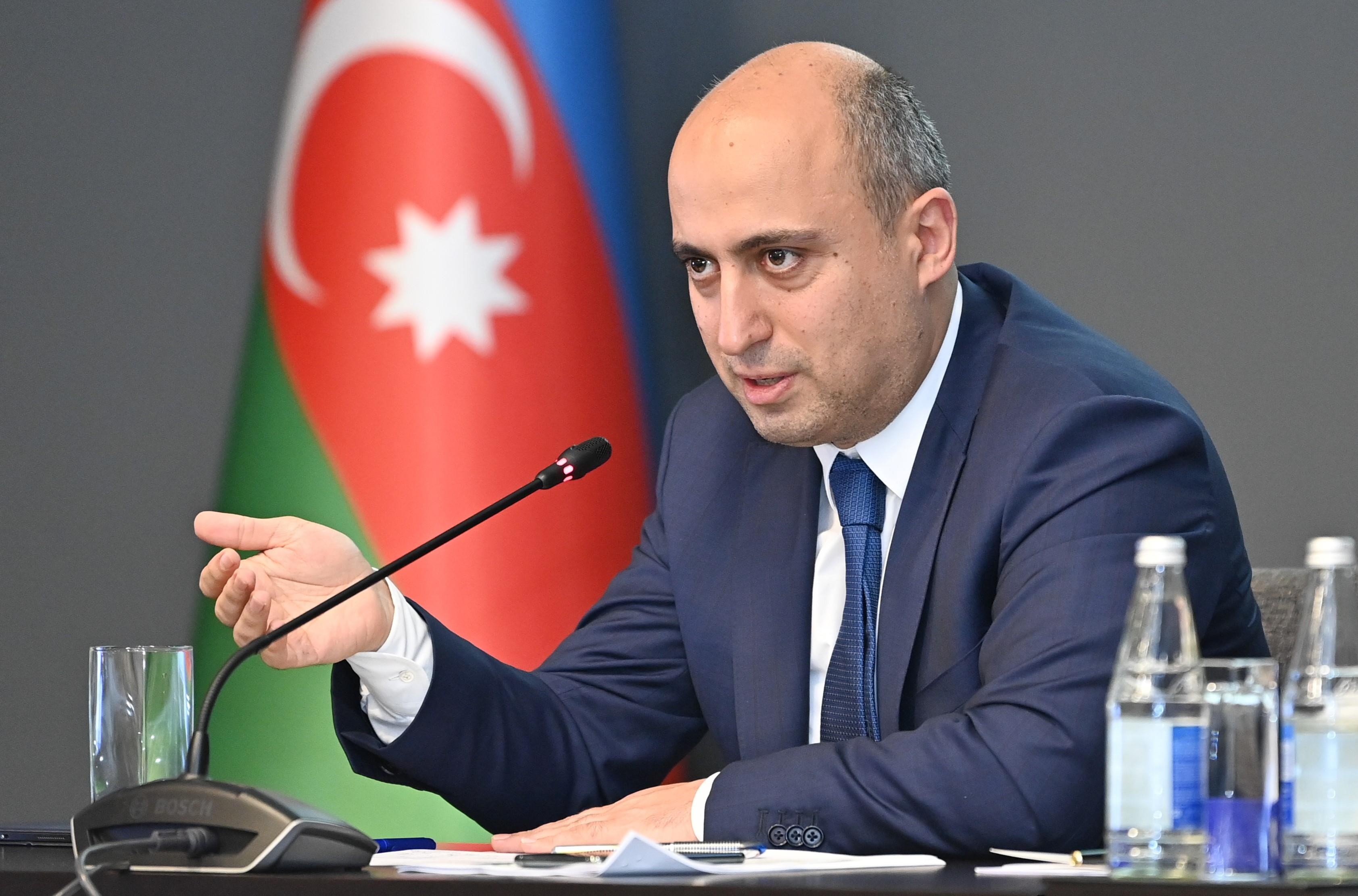 Nazirdən məktəblərdə rus bölmələrinin bağlanması məsələsinə -