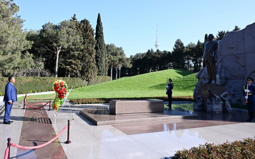 Congolese President visits Alley of Martyrs and Alley of Honors in Baku