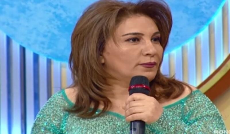Azərbaycanda məşhur müğənni toyda dava saldı: Mikrofonu həmkarının başında qırıb