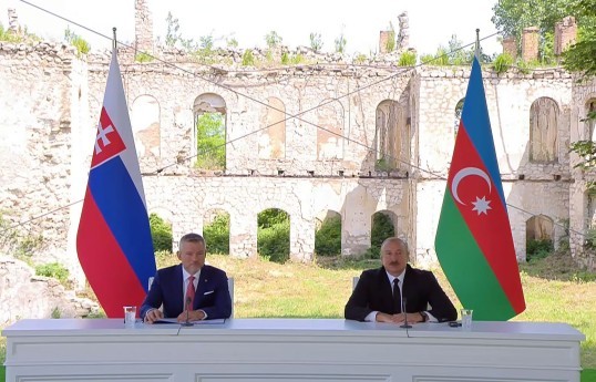 Prezident İlham Əliyev və Slovakiya Prezidenti Şuşada mətbuata bəyanatlarla çıxış edirlər -