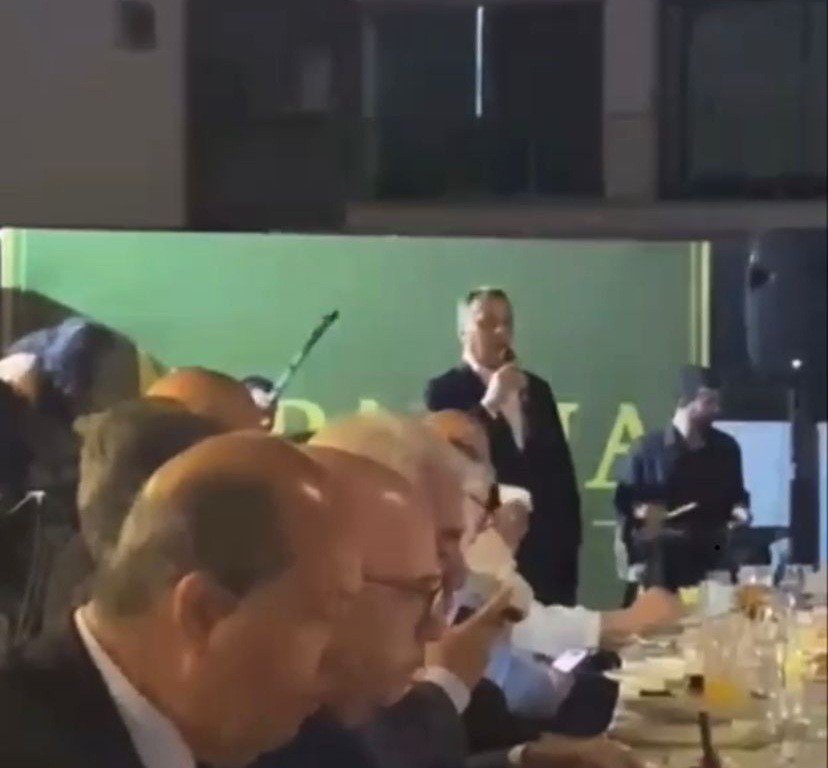 Azərbaycanlı deputat ziyafətdə mahnı oxudu -