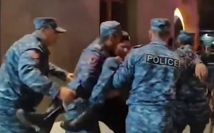 İrəvanda toqquşmalar davam edir: Polis bıçaqlandı -