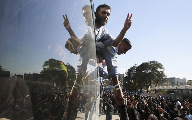 Israel returns 183 Palestinian prisoners to Hamas