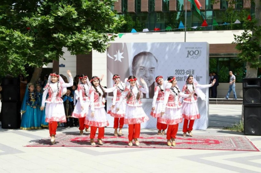 В Баку прошел VI Республиканский художественный фестиваль "AZƏRBAYCANIM" - <span class="qirmizi">ФОТО</span>
