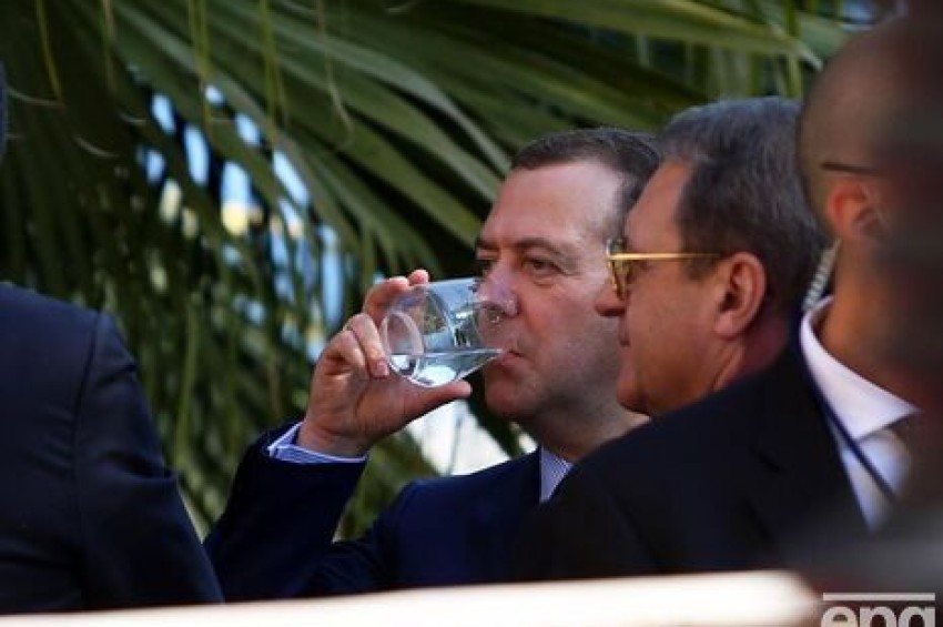 "Medvedevin özü heç kimdir, təlxəyin birisidir, çox ağır alkoqolikdir, ciddi fiziki və psixi problemləri var..."<span class="qirmizi"></span>