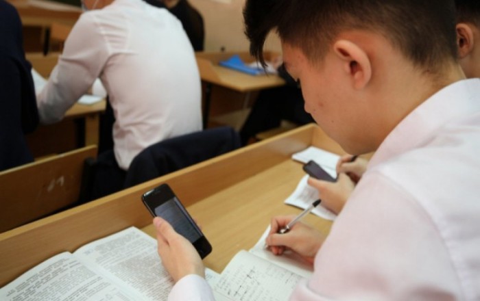 В России запретят использование мобильных телефонов в школах