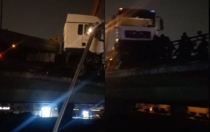 В Баку грузовик пробил ограждение моста - ВИДЕО