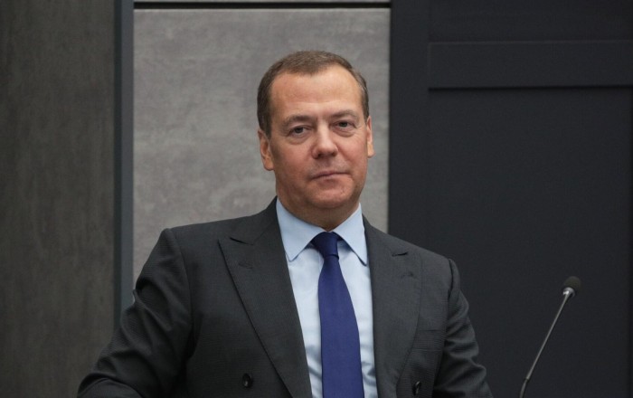 Medvedev qeyri-dost ölkələrin vətəndaşlarına aid əmlakların müsadirəsini təklif edib