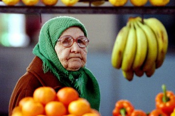 Почему бакинские супермаркеты готовы выбросить продукты на свалку, но не отдать их бедным?