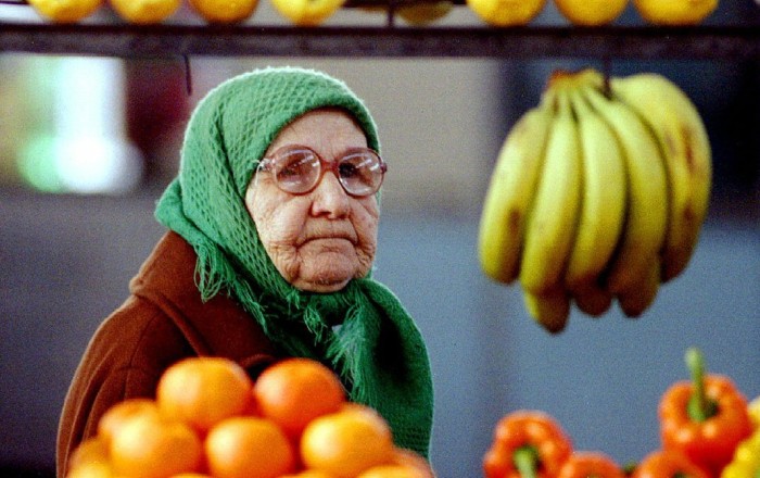Почему бакинские супермаркеты готовы выбросить продукты на свалку, но не отдать их бедным?