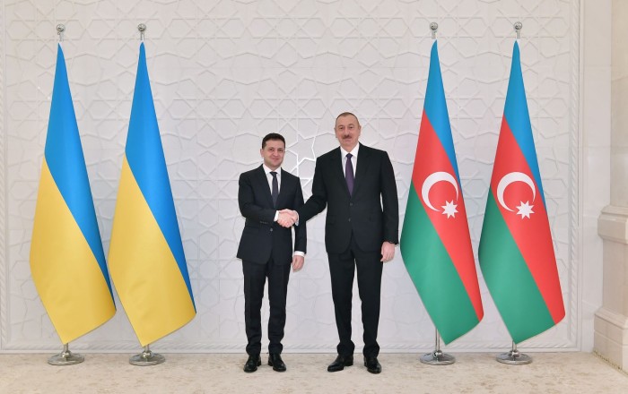 Алиев пригласил Зеленского в Баку
