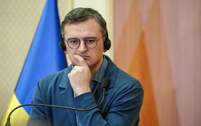 Кулеба высказался об ограничении консульских услуг для украинцев за рубежом